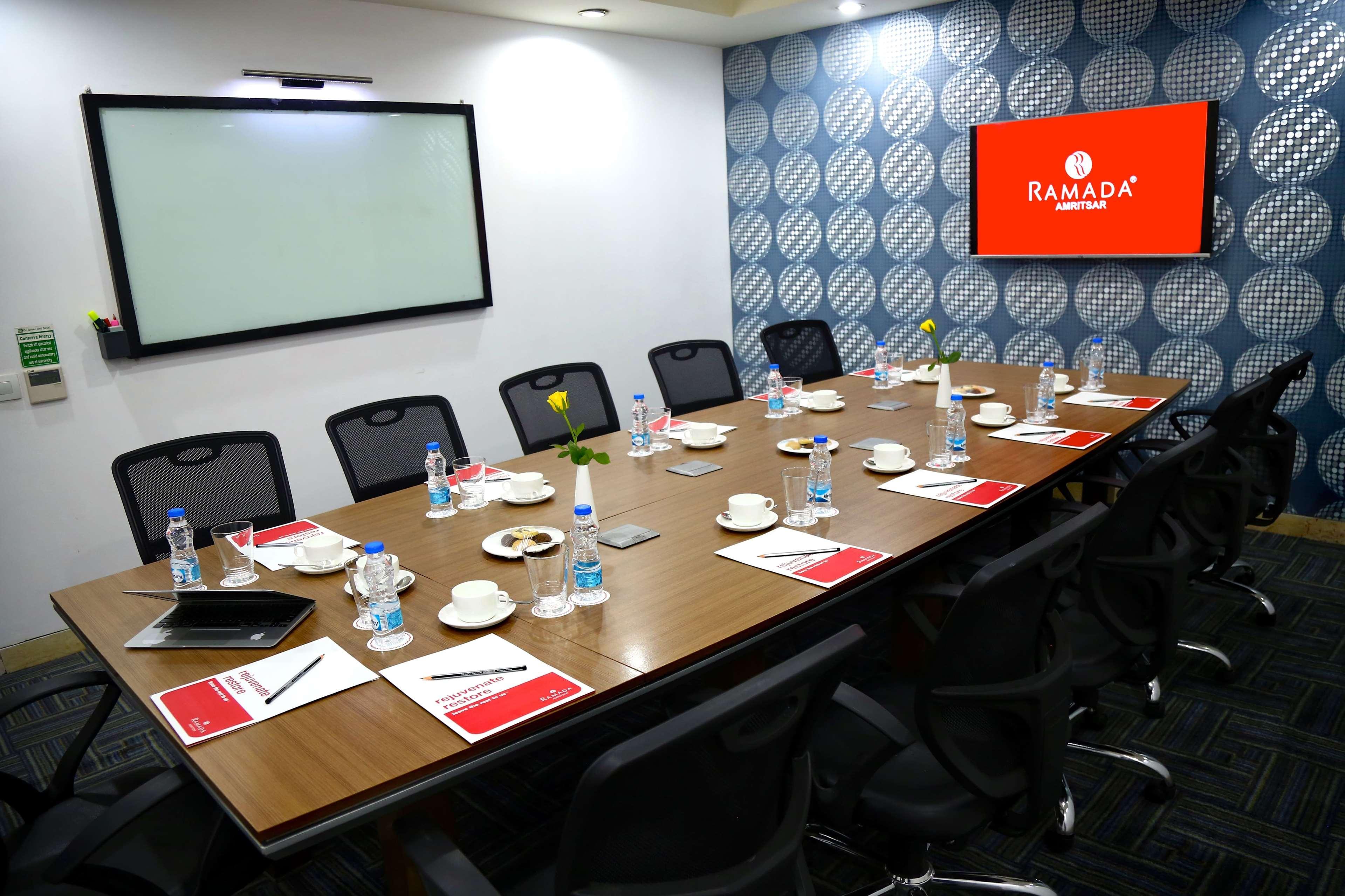Hotel Ramada By Wyndham Amritsar Esterno foto